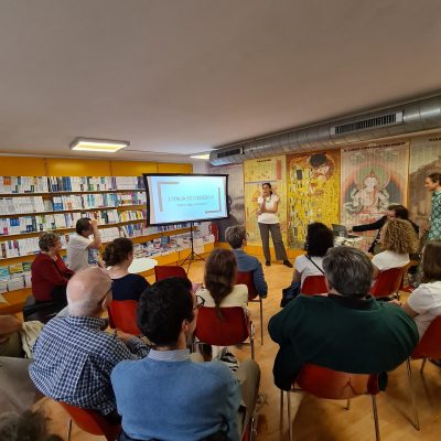 Bright, alla libreria Edison Simona Micali presenta l'evento "𝗔𝗿𝘁𝗶𝘀𝘁𝗶, 𝗿𝗶𝗯𝗲𝗹𝗹𝗶 𝗲 𝗹𝗶𝗯𝗲𝗿𝘁𝗶𝗻𝗶: 𝘃𝗶𝗮𝗴𝗴𝗶𝗮𝘁𝗼𝗿𝗶 𝘀𝘁𝗿𝗮𝗻𝗶𝗲𝗿𝗶 𝗶𝗻 𝗧𝗼𝘀𝗰𝗮𝗻𝗮"