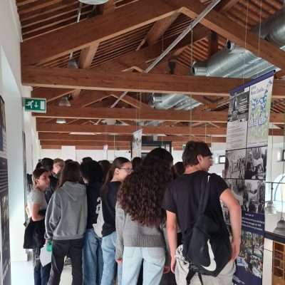 gli studenti visitano la mostra "Costruire Ponti" sui progetti per il Parco del Pionta