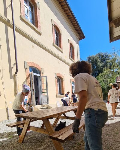 Aspettando il Festival si verniciano le panchine del Campus del Pionta