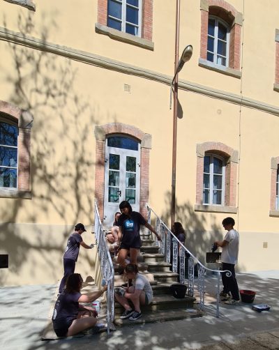 Aspettando il Festival si verniciano anche le ringhiere del Campus del Pionta