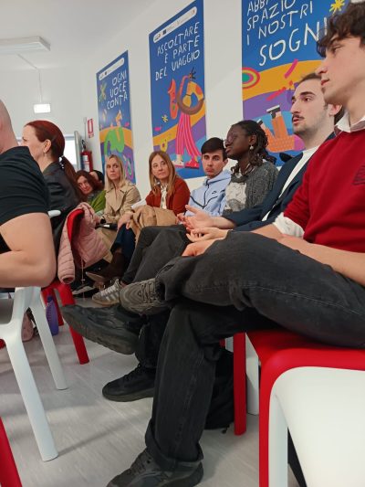 Incontro con Consulta studenti, dirigenti scolastici, responsabili servizi socio-sanitari al nuovo centro DesTeenazione di Arezzo