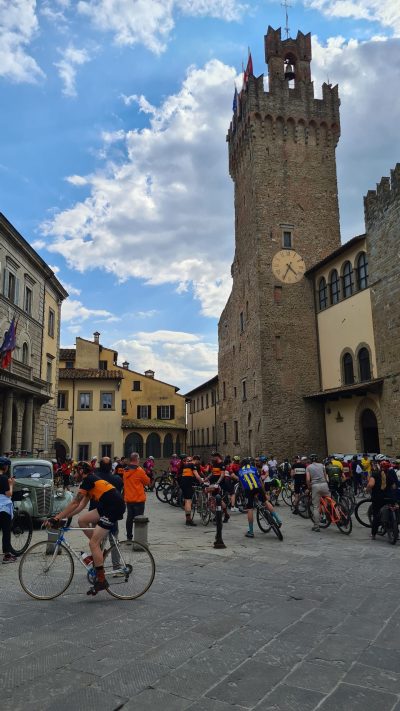 in piazza della Libertà la passeggiata si incontra la ciclostorica della Fiab